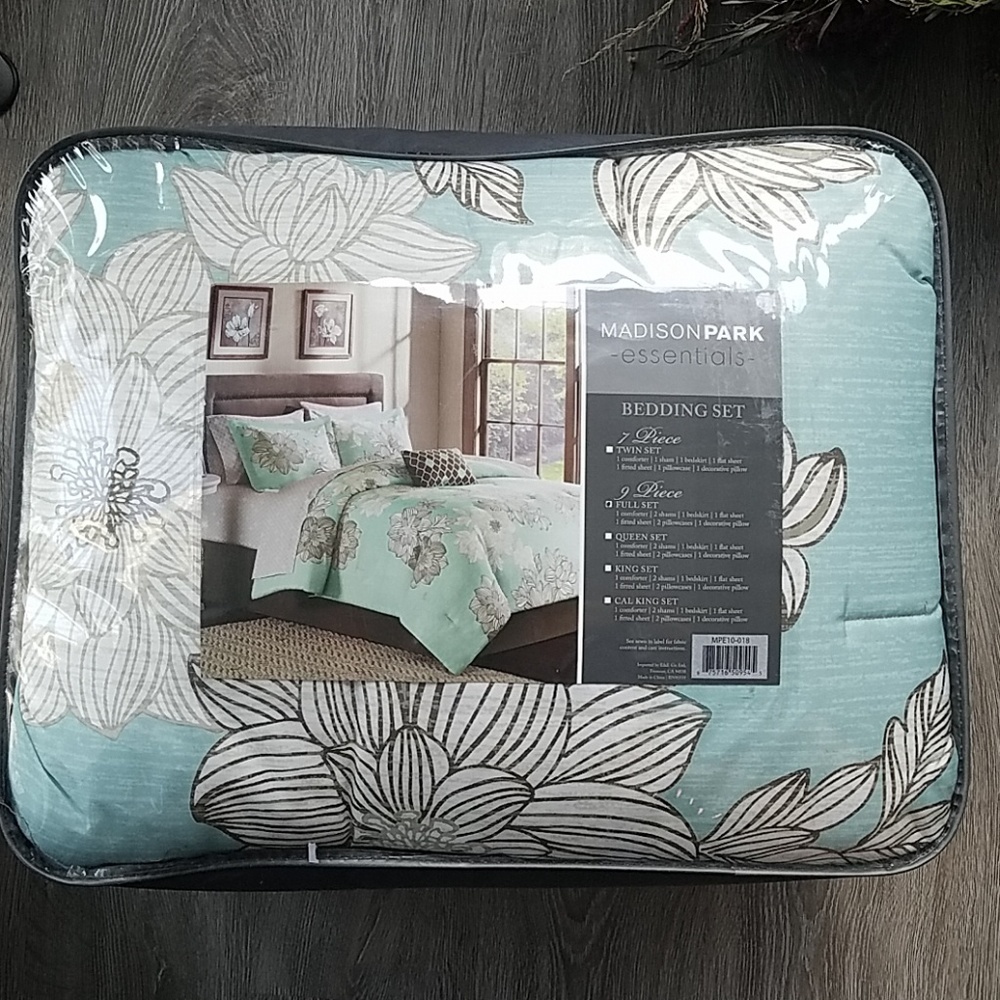 NWT Green/blue full size 9 piece bedding set